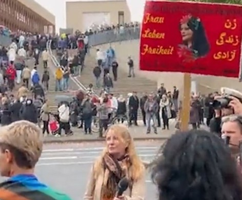 LGBT'lilerden Köln'de ezan protestosu! Cami önünde toplanıp slogan attılar